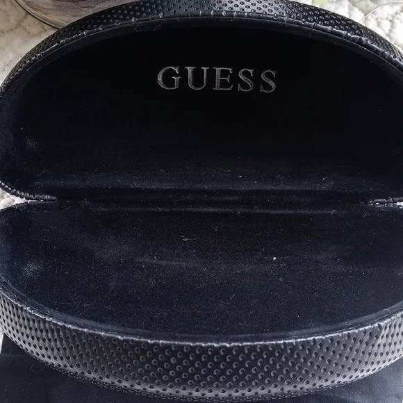 GUESS RX GLASSES AND CASE - Picture 10 of 10